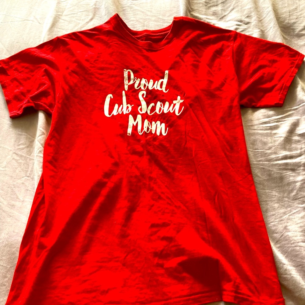 Cute! Medium ladies proud Cub Scout mom shirt